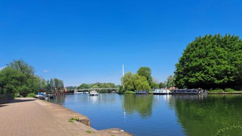 SATURDAY - River Thames looking upstream from Reading Bridge