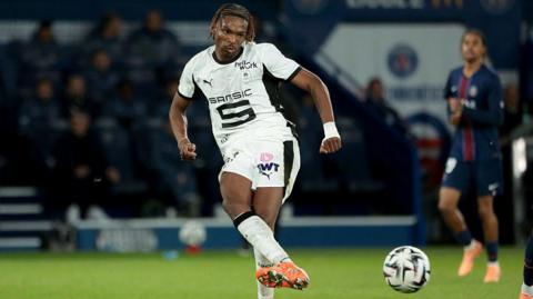 Jeremy Jacquet plaing a pass during Rennes' game against Paris St-Germain