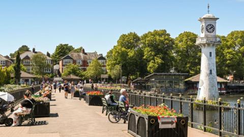 Roath Park lake, with Scott memorial to the right