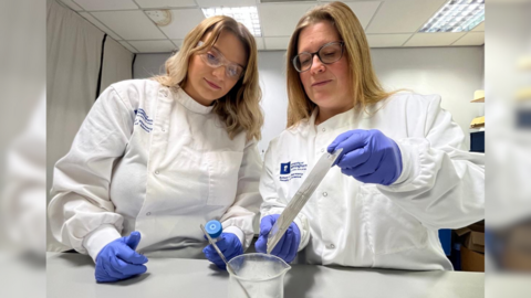 Madeline Berrow and Dr Felicity De Cogan stood watching a sample of their antimicrobial resin dry.