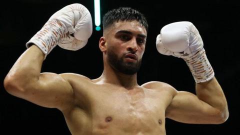 Adam Azim celebrates after beating Ohara Davies