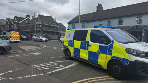 Cerbydau heddlu ym Mhontyclun