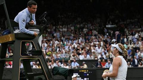 Umpire Nico Helwerth speaks to Anastasia Pavlyuchenkova 