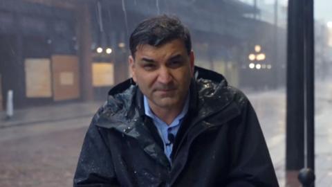 91ȱ News Correspondent Gordon Corera braces against the rain