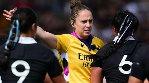Sara Cox makes a decision to New Zealand players