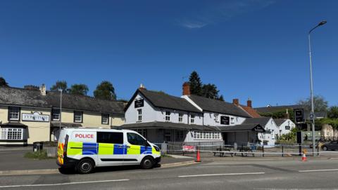 Fan yr heddlu tu allan i dafarn The Church Inn yn Llaneirwg