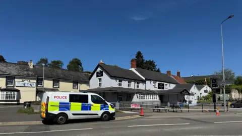 Fan yr heddlu tu allan i dafarn The Church Inn yn Llaneirwg