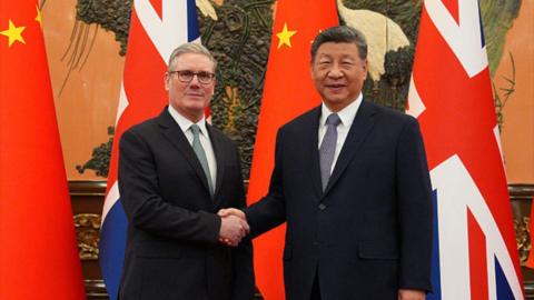 Keir Starmer and Xi Jinping shakes hands in Beijing