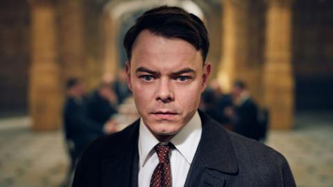 Charlie Heaton as Charles Shelby