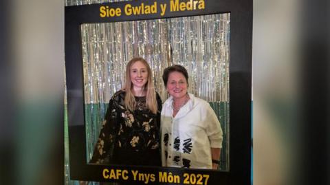 Llysgennad Sioe Frenhinol Cymru 2027, Mari Llifon Jones (chwith) a Susan Jones, Llywydd Sioe Frenhinol Cymru 2027