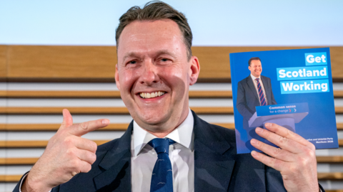 Russell Findlay, Ceannard Thòraidhean na h-Alba, aig foillseachadh a' mhanifesto aca a th' aige na làimh.