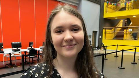Daeth Viktoriia Tkackenko, 20, i Gymru o Wcráin ar ôl dechrau'r rhyfel â Rwsia - mae hi ar ei ffordd i Brifysgol Abertawe i astudio Hanes a Gwleidyddiaeth