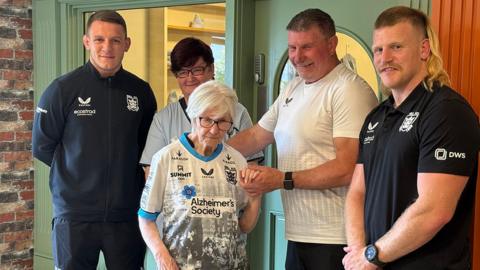 Jo wearing the shirt alongside two Hull FC players