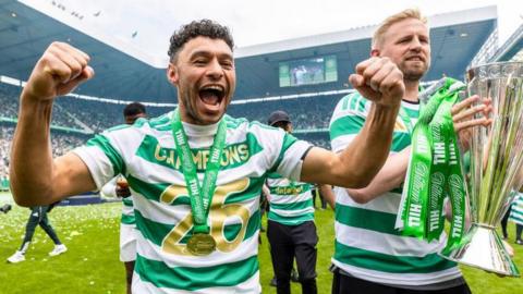 Celtic's Alex Oxlade-Chamberlain celebrates winning the Scottish Cup