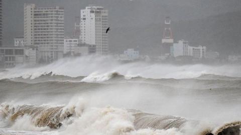 Waves crash onto Quy Nhon beach as Typhoon Kalmaegi heads for central Vietnam