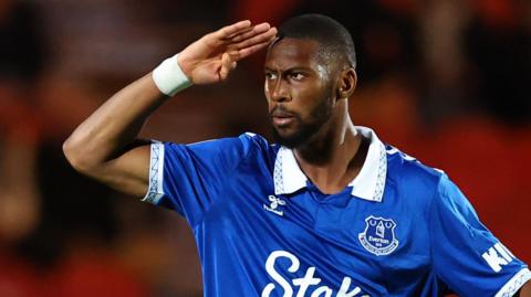 Everton striker Beto salutes