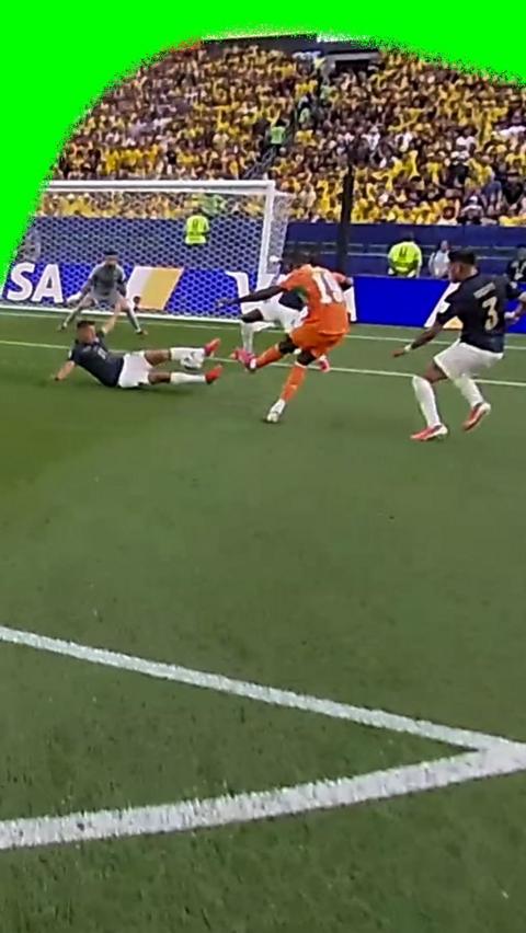 Alan Franco blocks goal attempt by Nicolas Pepe