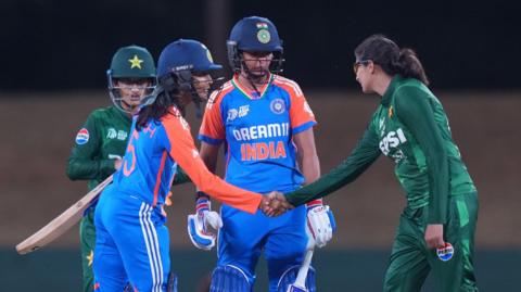 India and Pakistan players shake hands