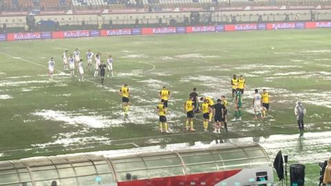 Oxford United's match against Port FC was halted by a downpour