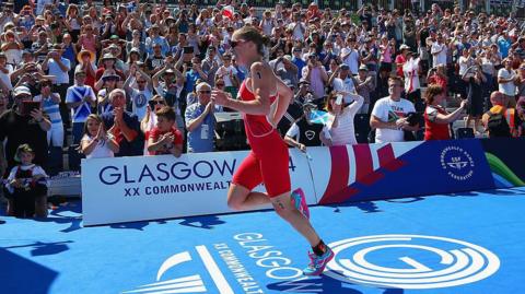 Jodie Stimpson running during the triathlon final at the 2014 Commonwealth Games. 