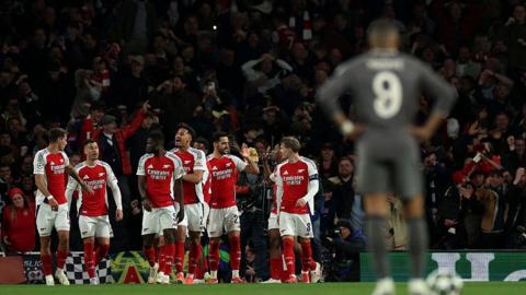 Arsenal squad celebrating 
