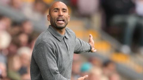 Lee Grant shouts instructions on the sidelines 