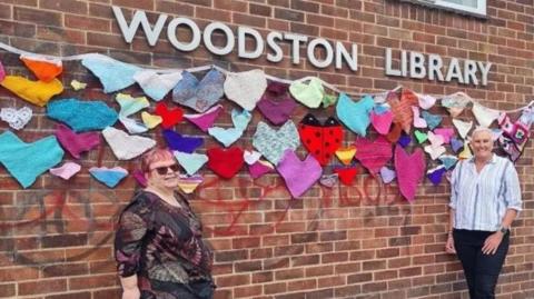 Volunteers from the Knitter-knatter group held every week at the library knitted hundreds of hearts and covered up the graffiti on the library wall. 