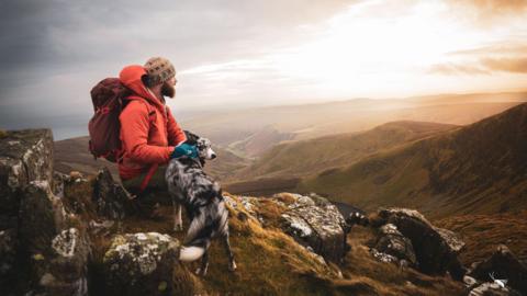 Cerddwr a'i gi ym Mryniau Clwyd