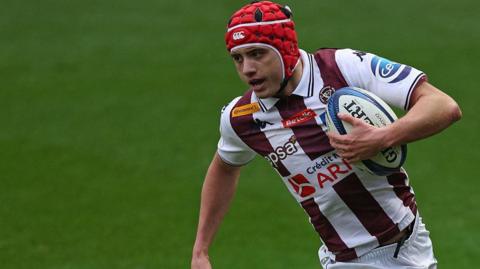 Louis Bielle-Biarrey running with the ball