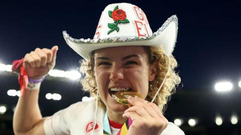 Ellie Kildunne biting World Cup medal