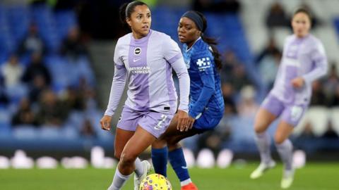 Manuela Vanegas holds off Toni Payne