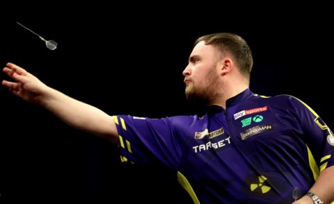 Luke Littler throwing a dart