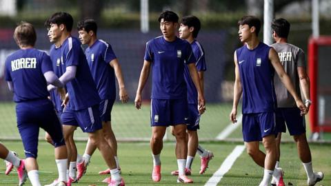 Son Heung-min and team-mates in South Korea training