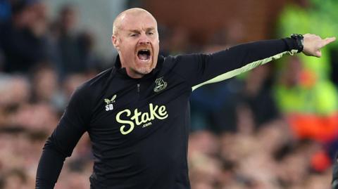 Sean Dyche shouts and points in Everton club training top