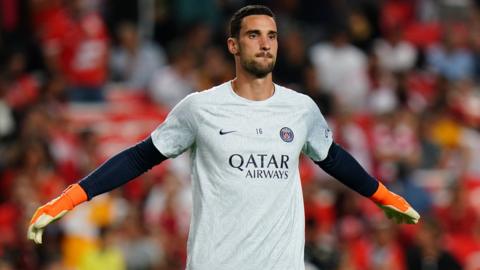 Sergio Rico warms up before a PSG match