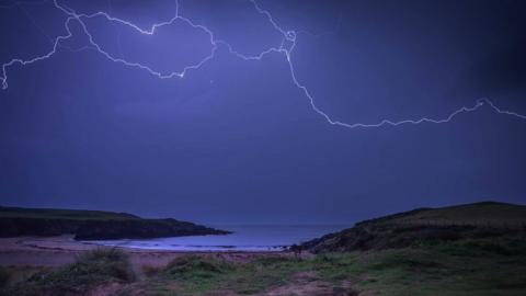 Mellt dros Sir Fôn o borth Trecastell