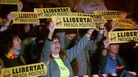 Independence supporters protest against the judge order on Catalan leaders to be held in custody in jail pending trial on November 2, 2017 in Barcelona