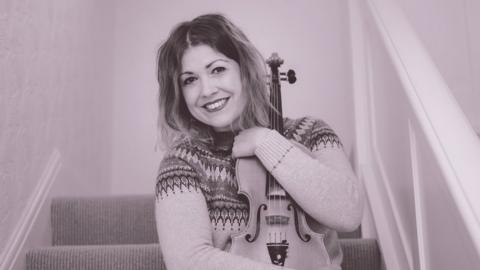 Angharad Jenkins, ffidlwr o'r band Calan