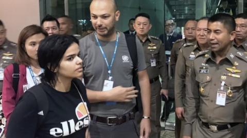 Rahaf Mohammed al-Qunun talks to Thai Immigration Police Chief Surachet Hakparn at the Suvarnabhumi international airport near Bangkok