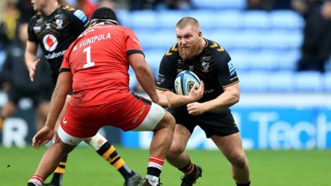 Tom West takes on Mako Vunipola.