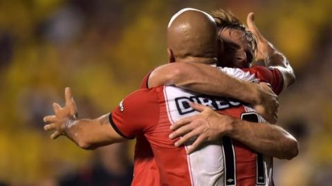 Argentina"s Estudiantes de la Plata player Facundo Sanchez celebrates with teammate Juan Sebastian Veron a goal against Ecuador"s Barcelona during their 2017 Copa Libertadores football match at Monumental stadium in Guayaquil, Ecuador on May 18, 2017