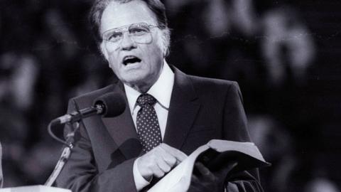 Billy Graham preaches in 1986