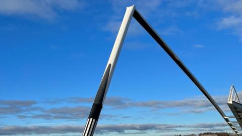 A snapped mast on the Twin Sails Bridge