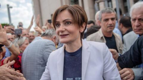 People welcome Republican People's Party (CHP) Istanbul chief Canan Kaftancioglu (C) as she arrives in court. File photo