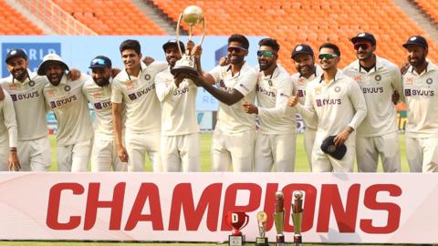India celebrate with the Border-Gavaskar Trophy