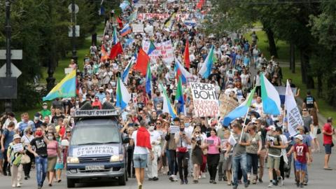 Crowds holding flags and signs demonstrate against the arrest of Sergei Furgal, 22 August 2020
