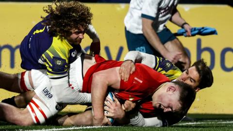 Ruadhan Quinn scores Munster's first try in Cork