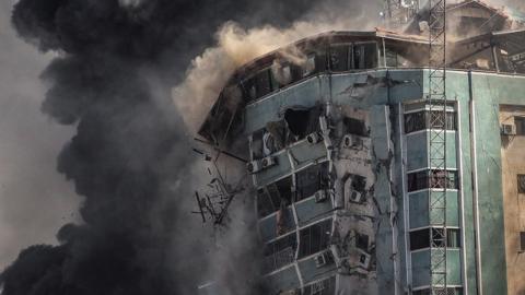 Smoke rises as the Jalaa Tower in Gaza City is destroyed in an Israeli air strike (15 May 2021)