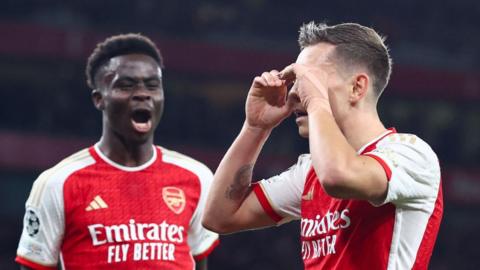 Arsenal's Leandro Trossard celebrates with Bukayo Saka