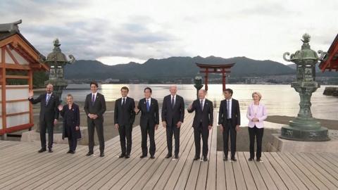 G7 leaders unsure whether to wave during group photo